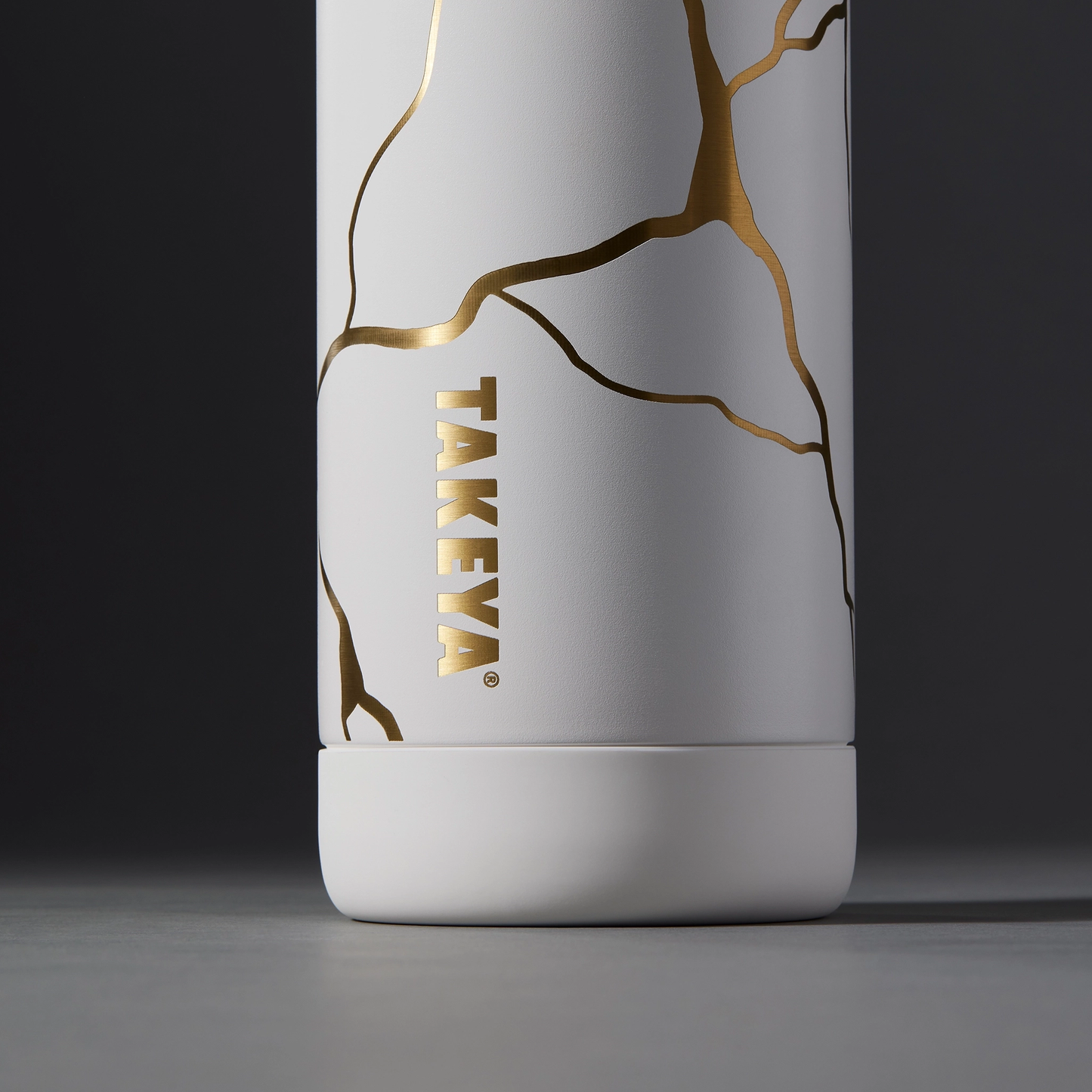 kintsugi-water-bottle-with-straw-lid-d8 51389-TK_HO25_Kintsugi_Takeya9236_Crop.png