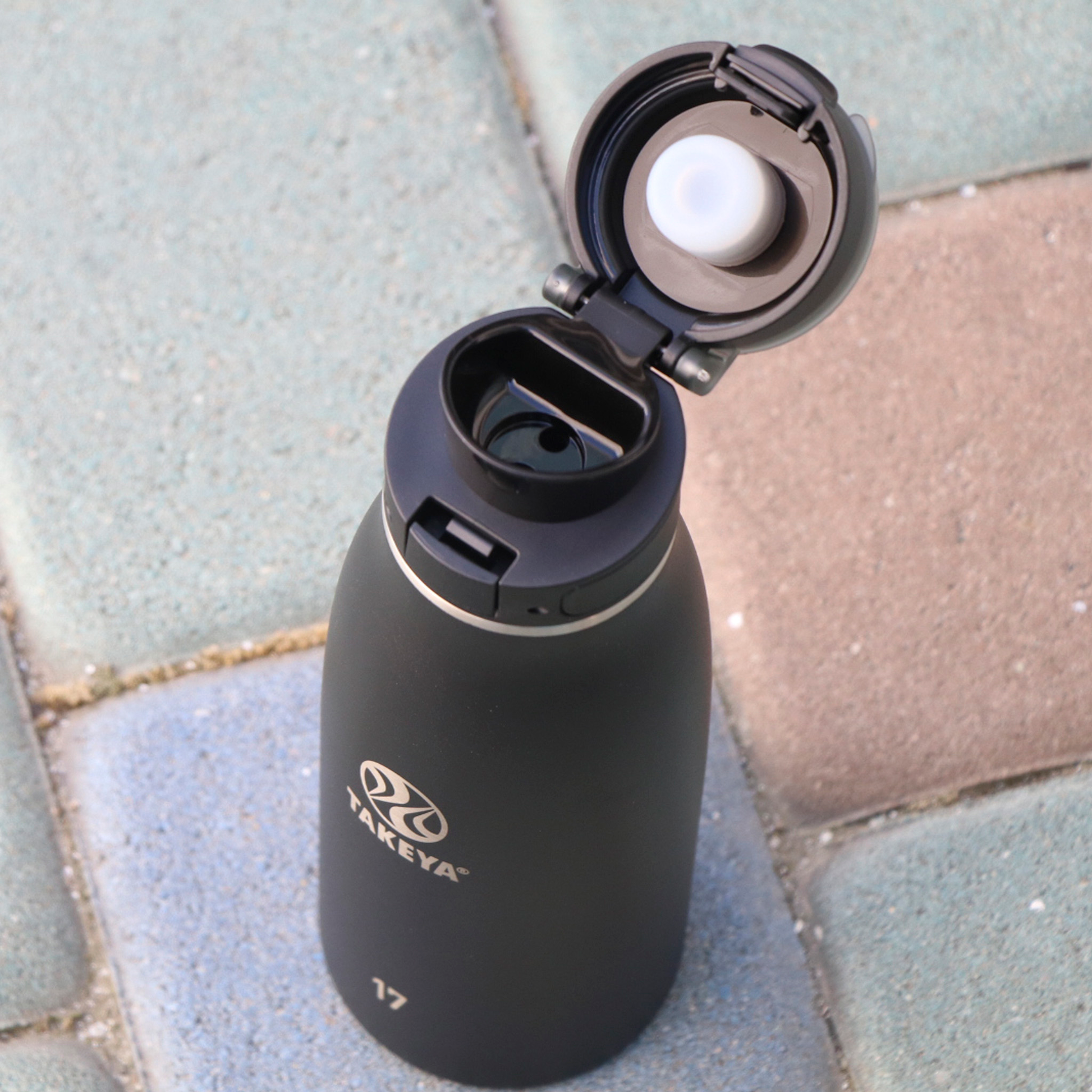 traveler-fliplocktm-lid-k5 96076-R-TravelerLid-Lifestyle-Onyx.png
